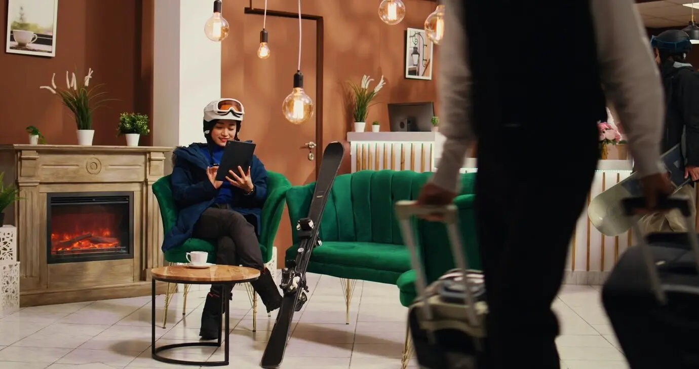 Reisender, der in der Lobby auf einem Tablet surft