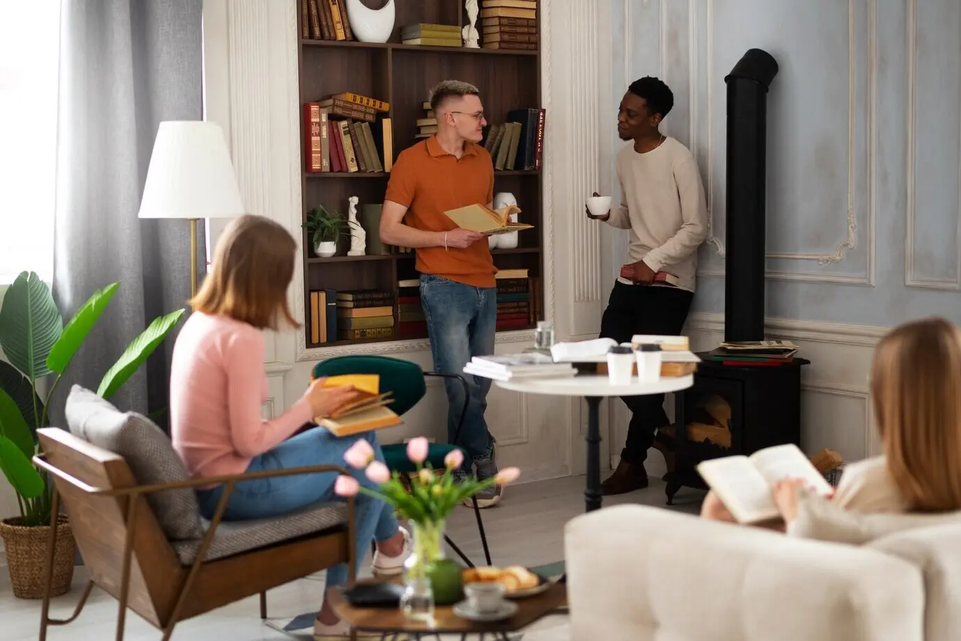 Menschen in der Bibliothek lesen Bücher.