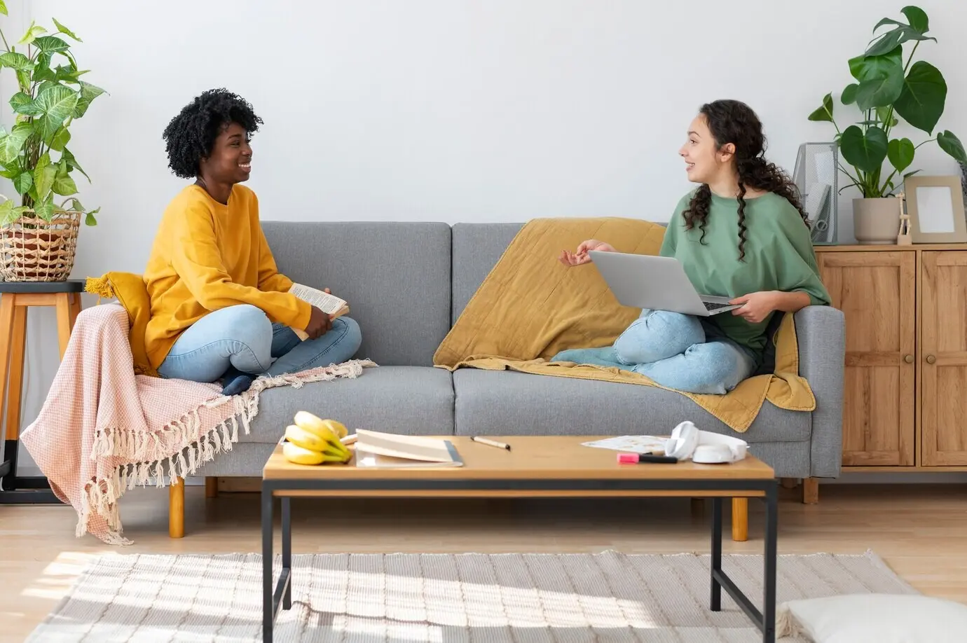 Kollegen, die für ein Projekt Teamarbeit leisten.